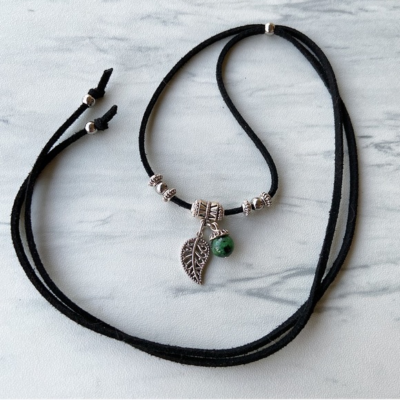 🔴 Leaf & ruby in zoisite gem black suede choker - Picture 9 of 10